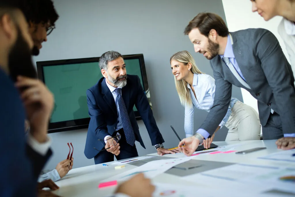 Equipe reunida em um ambiente empresarial
